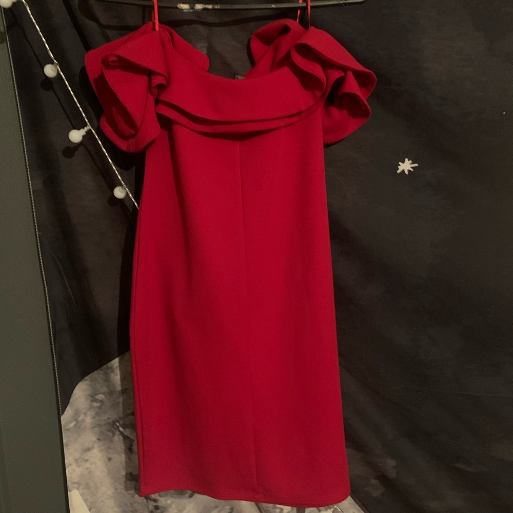 Beautiful red dress!💃With a free mystery item.